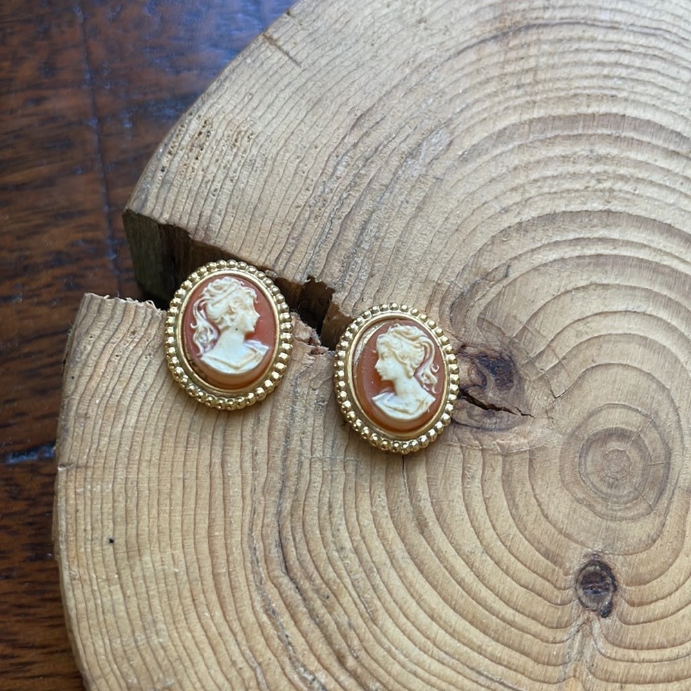 Vintage heirloom cameo shell earrings